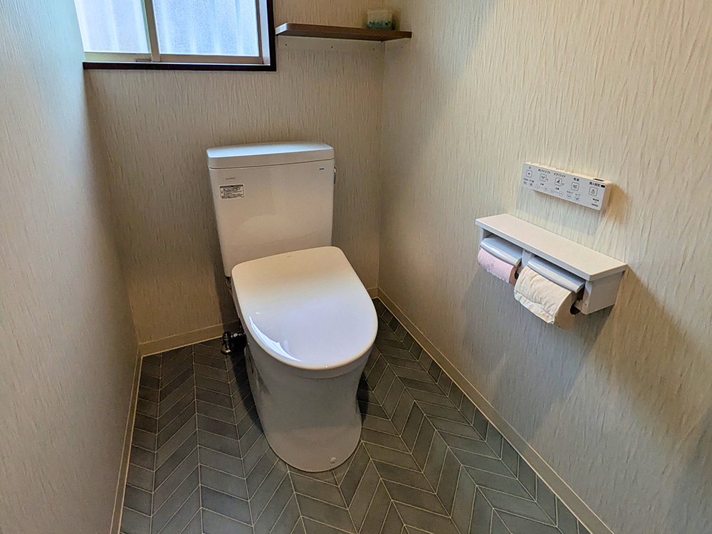 明るくモダンなトイレへ内装も含めたリフォーム　高松市太田町
