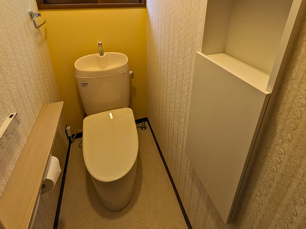 敷居撤去でバリアフリーに、安心して使用できるトイレへリフォーム　高松市栗林町